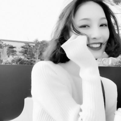 真人美女高清黑白滤镜有个性头像图片