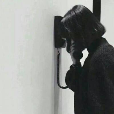 好看有意境的短发美女黑白头像