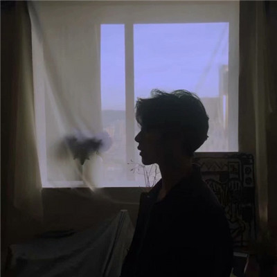 昏暗中的男生侧颜身影文艺意境头像图片