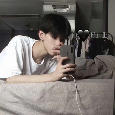 拿着手机自拍的帅气男生微信头像图片