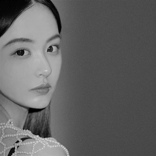 有距离感的高冷女神范黑白女生头像图片