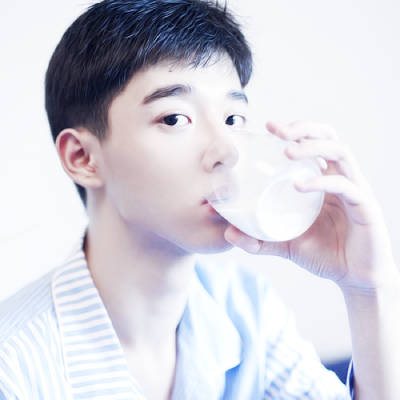 四月精选韩范帅哥温柔好看头像图片