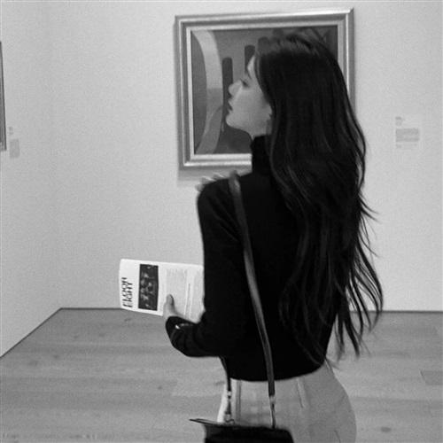 高冷气质长发美女黑白头像，喜欢长发的不要错过了