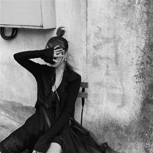 高冷侧脸女生黑白头像||做自己的女王