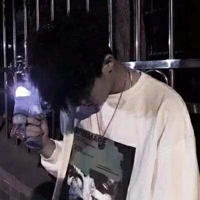 都是在夜里崩溃过的人·颓废男生丧系头像