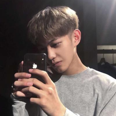 换上日常风的男生帅气头像，假装有男友的520