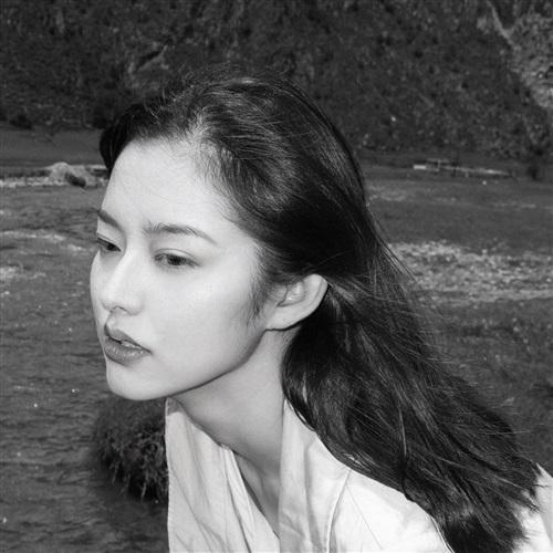 黑白风格好看的女生微信头像