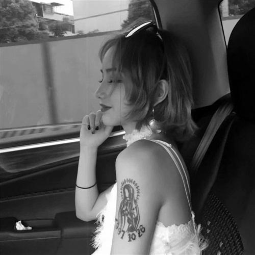 黑白风格好看女生高清微信真人头像