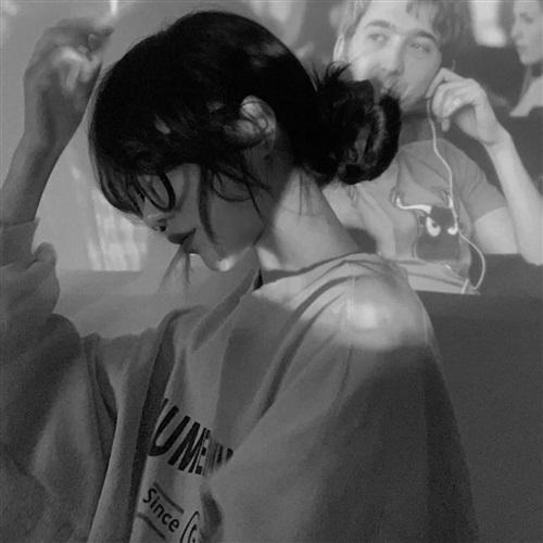 黑白世界的耀眼存在·文艺个性美女精选头像