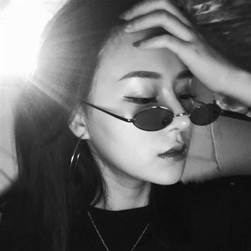 冷酷动人心的美女黑白滤镜头像