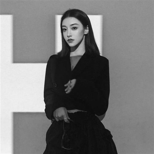 看起来难以接近的霸气冷艳美女黑白高冷头像