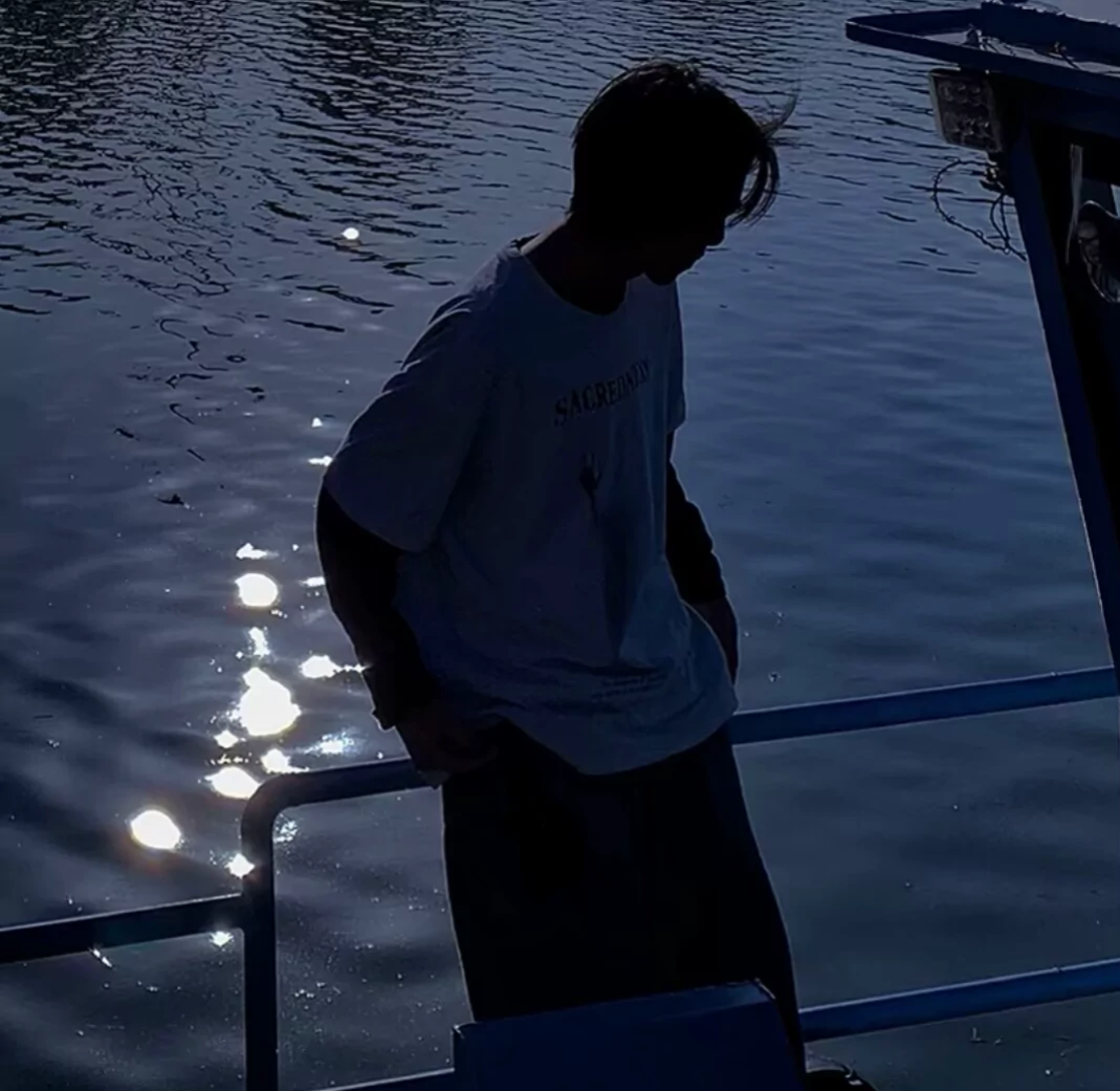 一个人独处的伤感男生个性头像图片