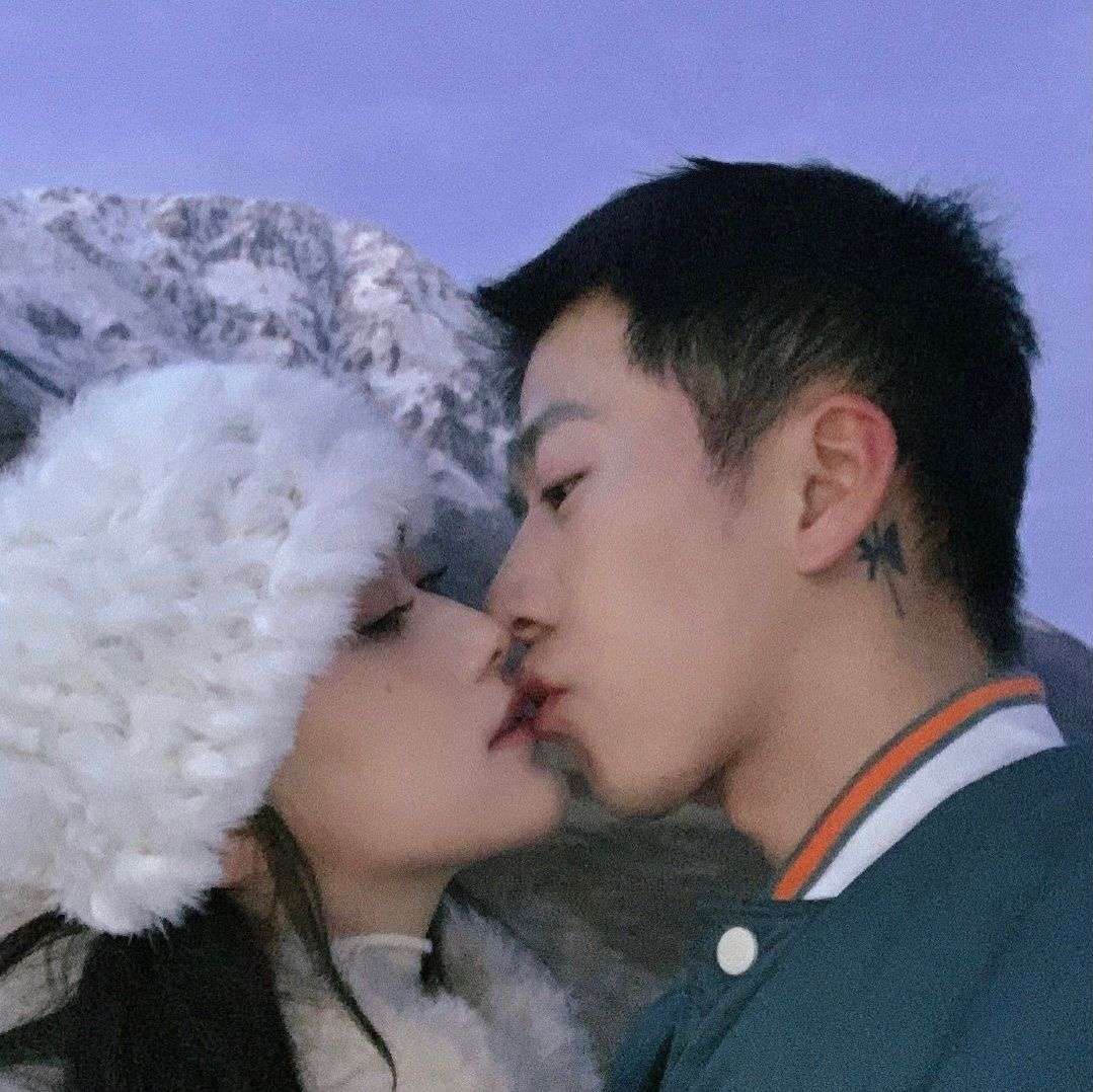 ins惊艳小众情头_真人情侣一对两张头像图片