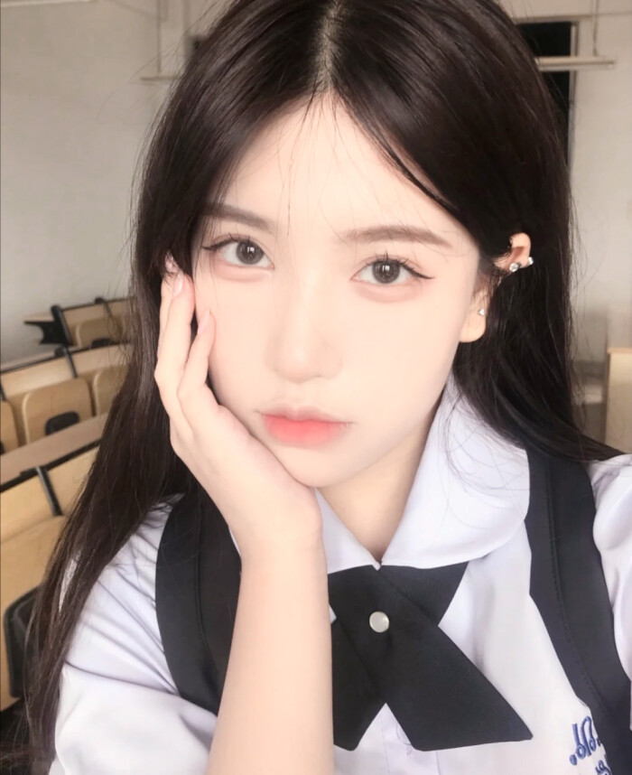 美女拿手机自拍的好看真人头像图片