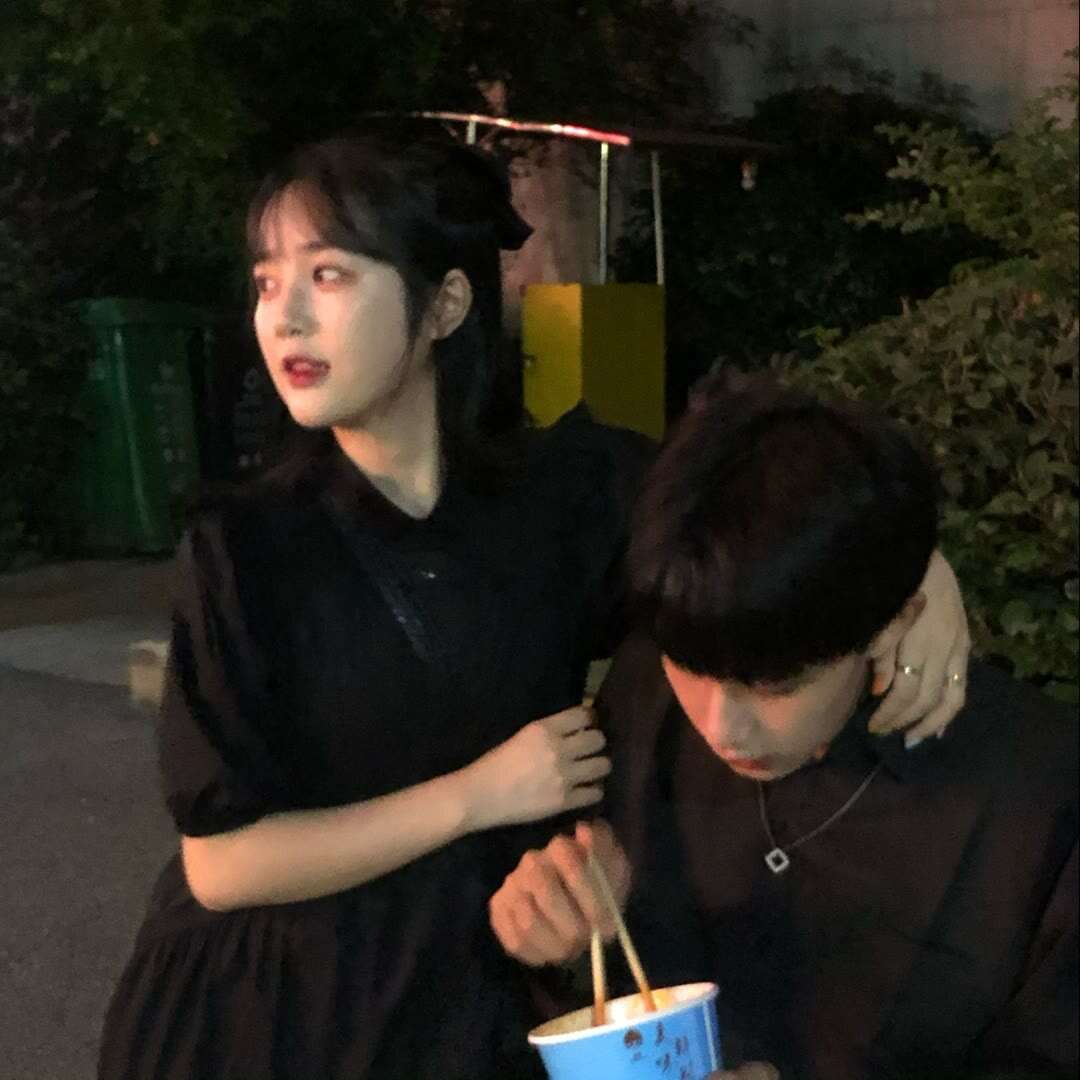 光线昏暗甜美绝配的情侣头像图片