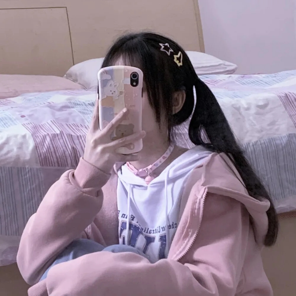 甜美可爱乖巧的女生对镜拍粉嫩qq高清头像图片