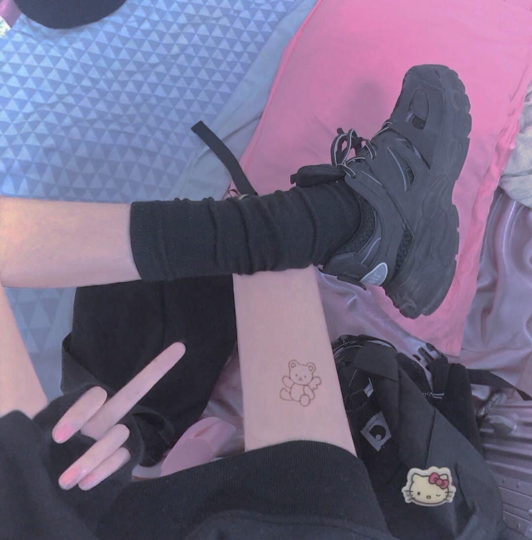 12张风格不同的个性女生时尚头像图片