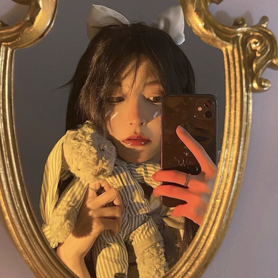 浪漫阳光下的甜美高级温馨女生头像图片