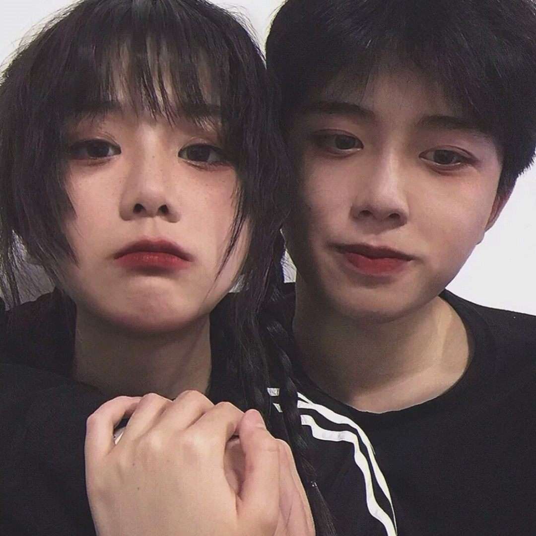 溺毙:一对两张温柔简单真人情头.风光旖旎当是伏笔 世间万物只为衬托你头像图片