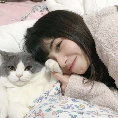 漂亮的女生与可爱宠物温馨来日方长头像图片