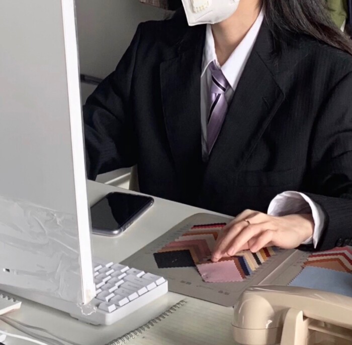 部位女头ins 频频回头的人路是走不远的头像图片