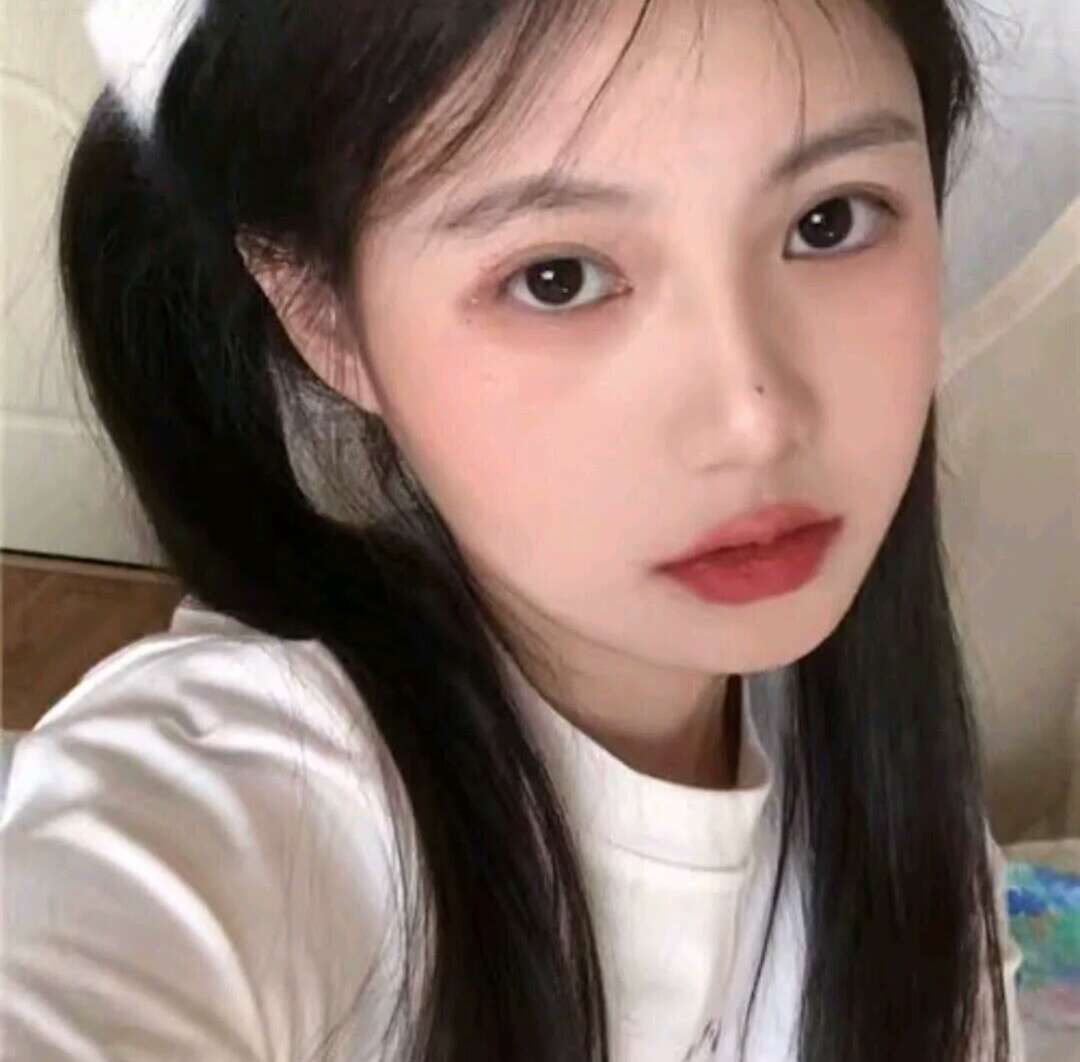 气质干净忧郁的女生好看头像图片