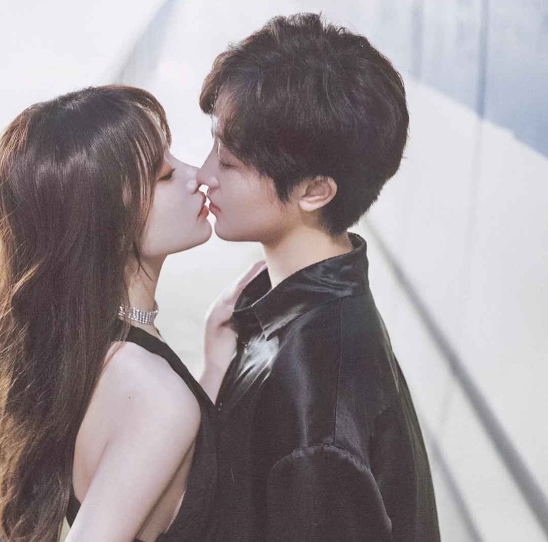 超甜情侣温柔浪漫亲吻温馨高清气质头像图片