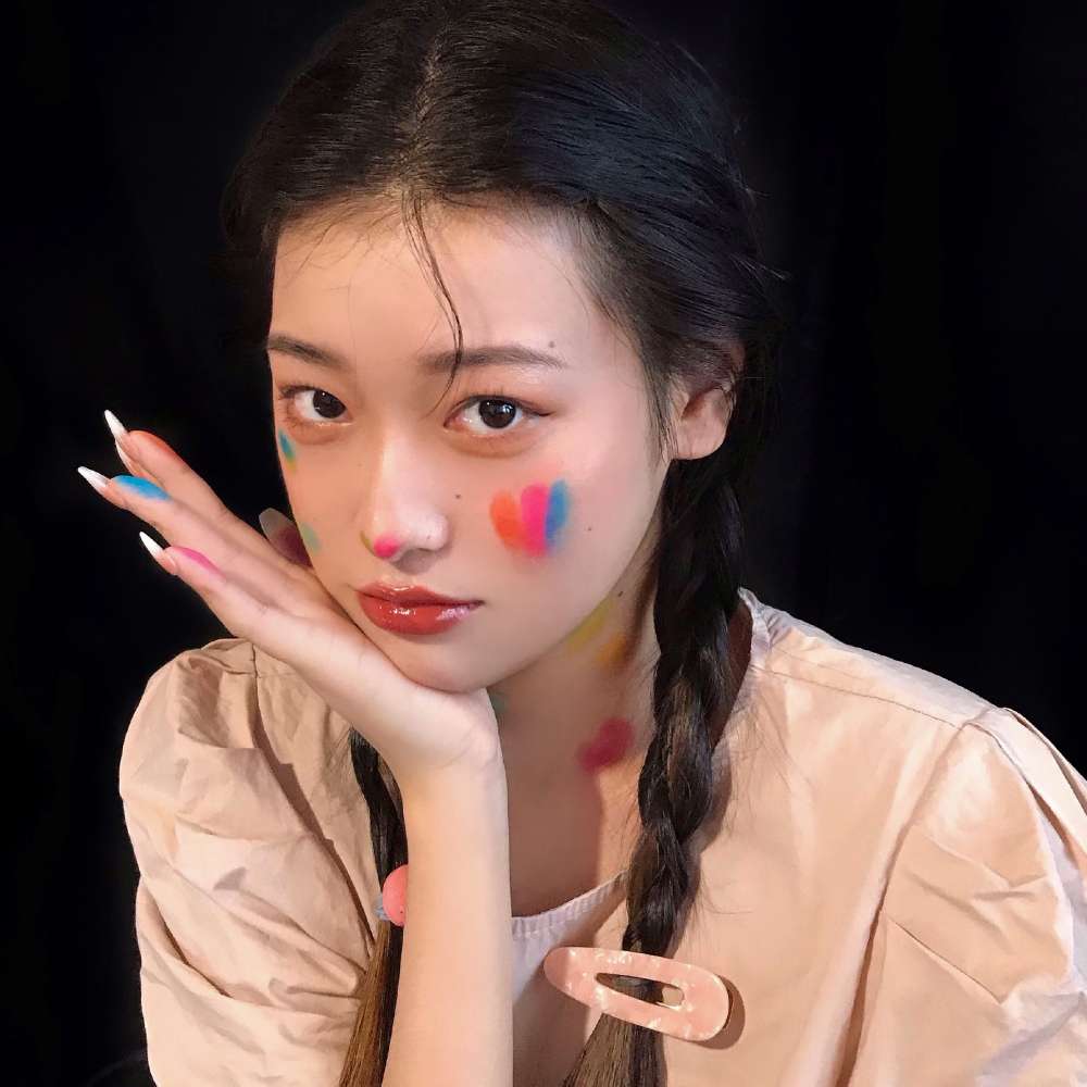 时尚高冷气质高清微信女生头像图片：把颜料抹在脸上烦心事装在心里