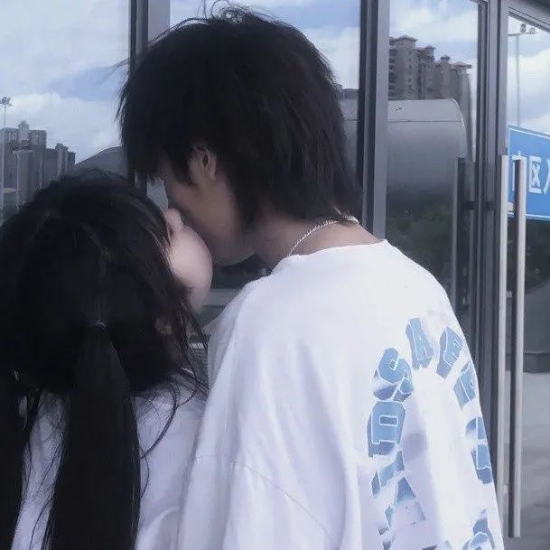 亲昵十足的小情侣唯美情侣头像图片大全