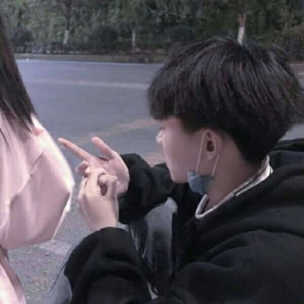 我不要困难把我们挤散·超甜情侣头像