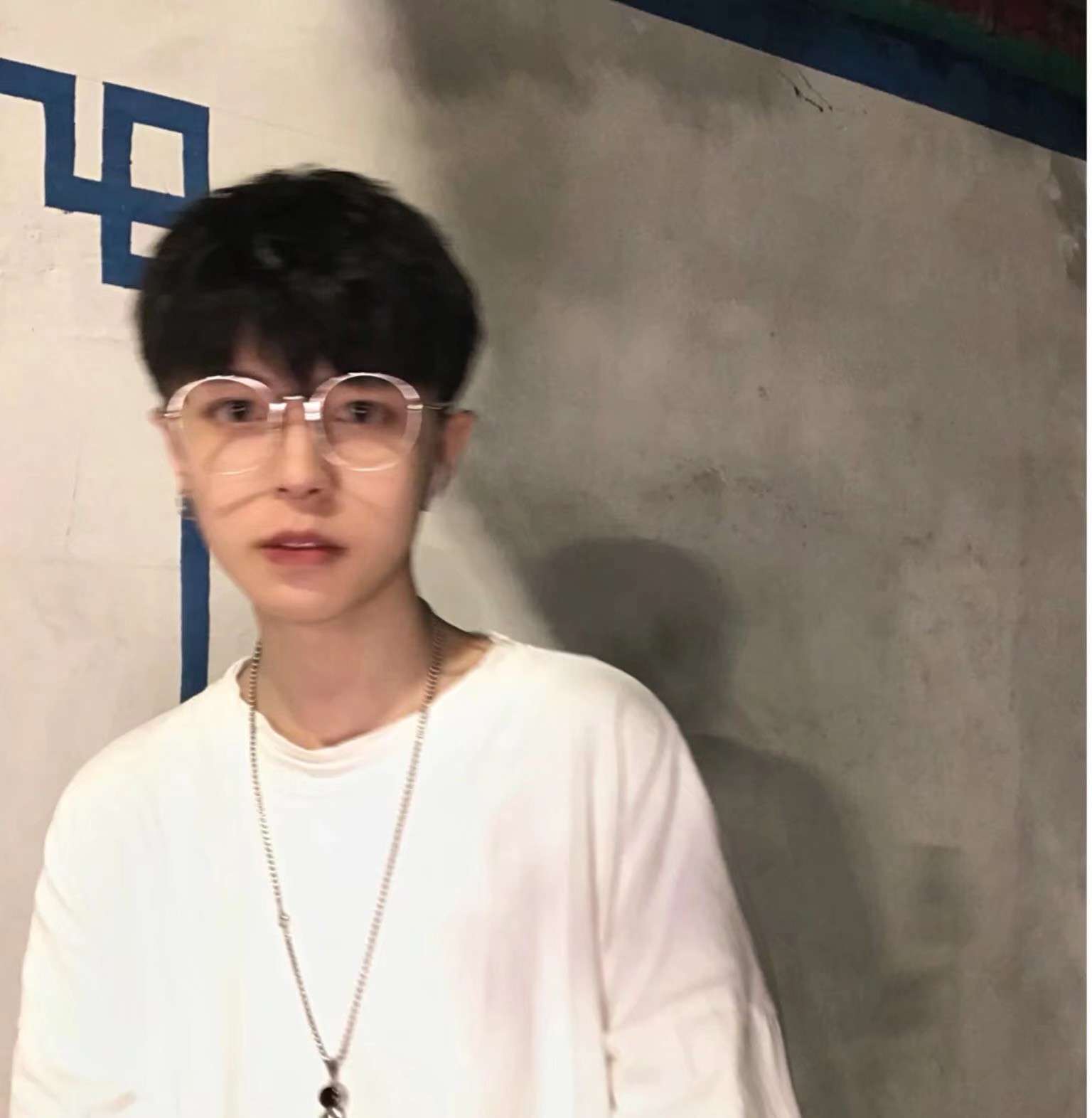 男生气质高冷笑容迷人的微信高清头像图片