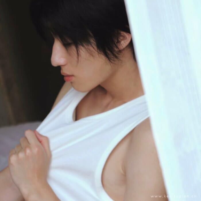 宋知意/ins高冷真人文艺范男生头像图片