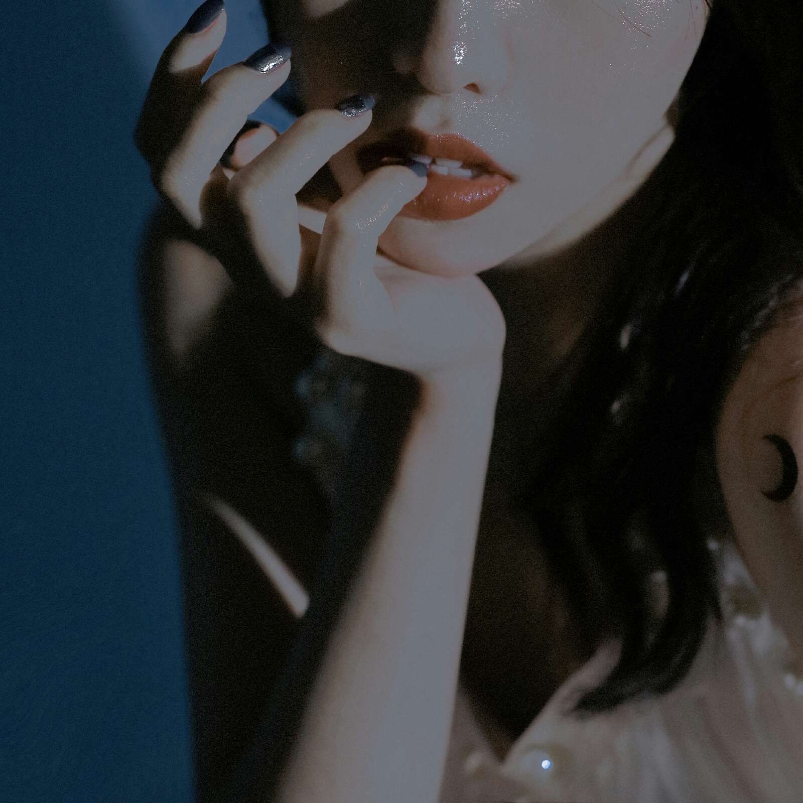 气质性感女生光线昏暗场景高清头像图片