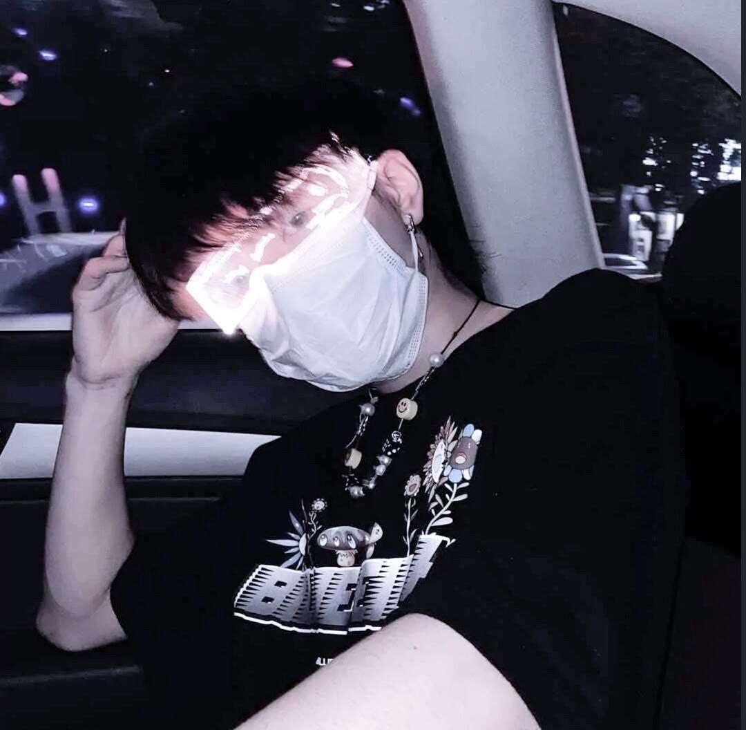 戴口罩的黑T恤男生帅气头像图片