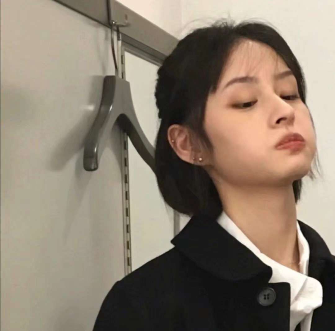 个性搞怪的漂亮女生小众真人头像图片