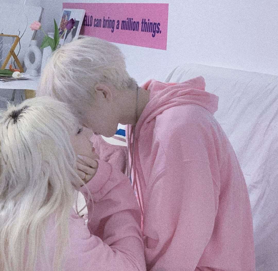 世界很烦 但你要很可爱·真人自拍情侣头像大全