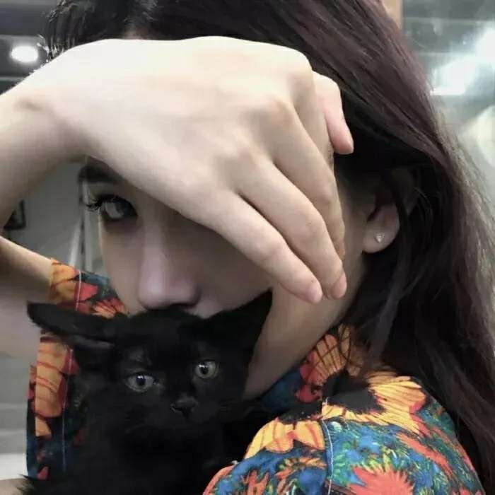 奶溶/超有个性的女生/气质女头/月色尤其温柔 人间皆是浪漫.头像图片