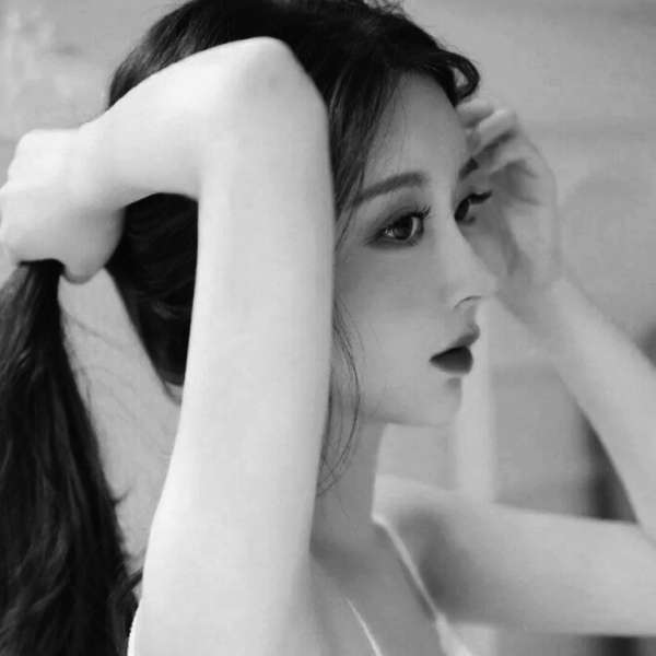 令人心动的高冷御姐范女生黑白头像图片
