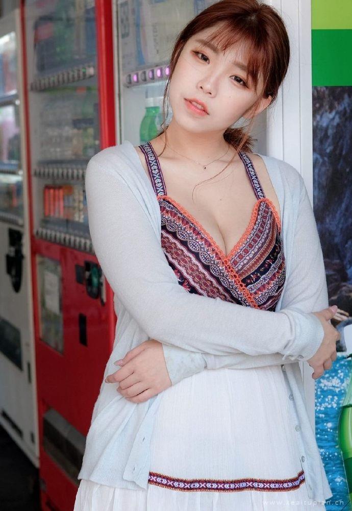 性感巨乳美女高清户外写真壁纸图片