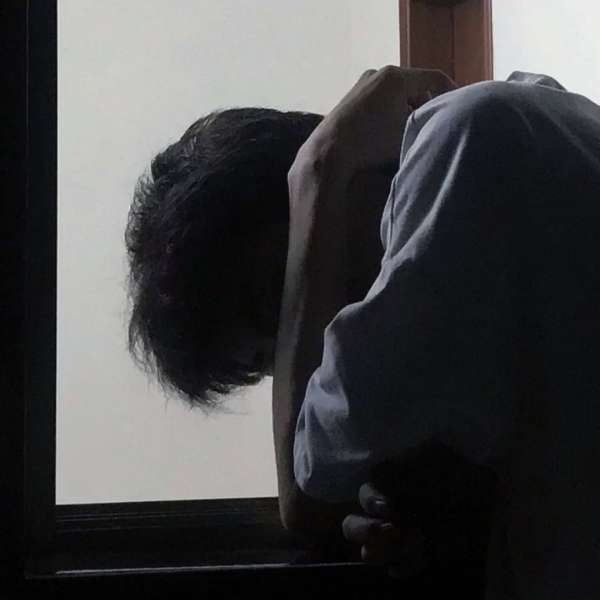 我看月亮与藤蔓疯狂生长 却再也滋生不出任何爱意。头像图片