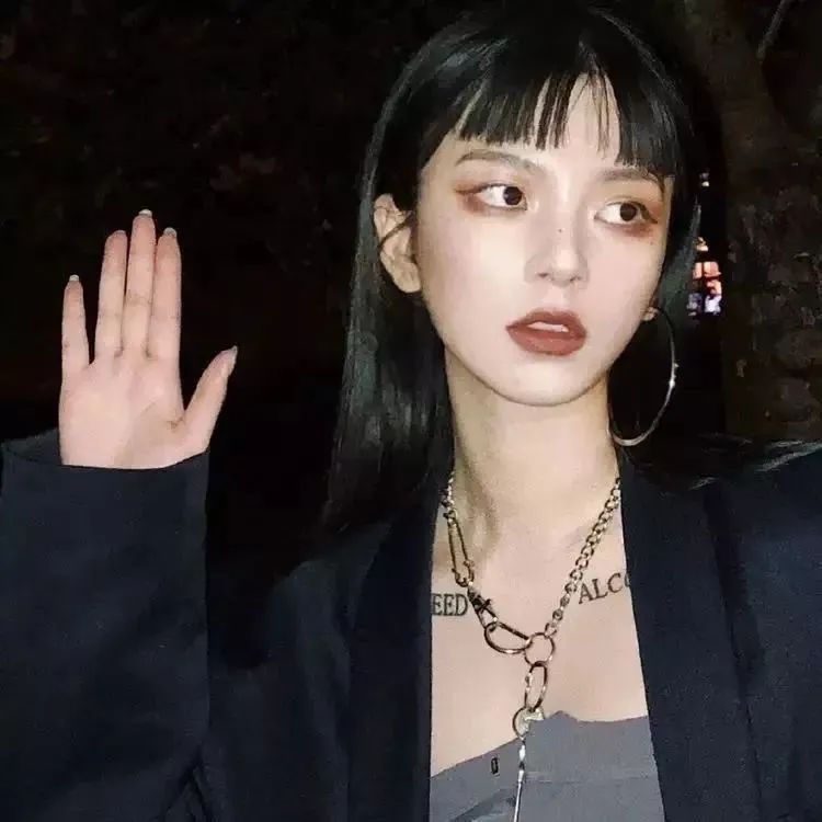 个性炫酷女生高清头像图片