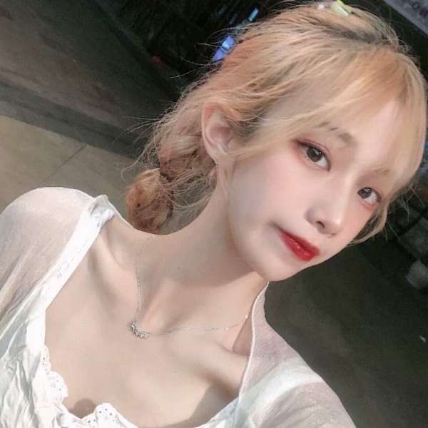 好看的真人女生·不露脸女生头像图片