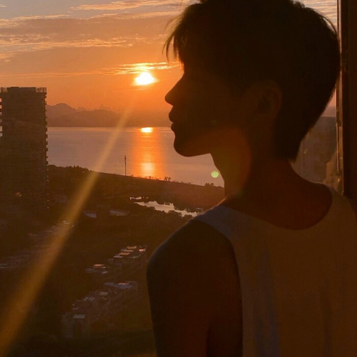 夕阳下的帅气男生侧脸照唯美头像图片大全
