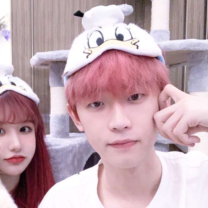 一对两张戴帽子的可爱情侣真人微信QQ头像大全图片