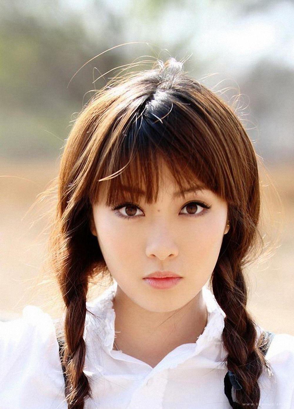 甜美可人双马尾可爱女孩户外写真高清壁纸图