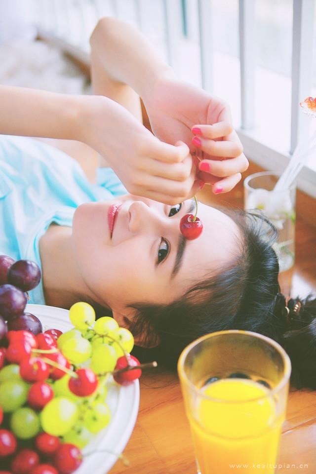 开朗的丸子头美女高清居家写真图片