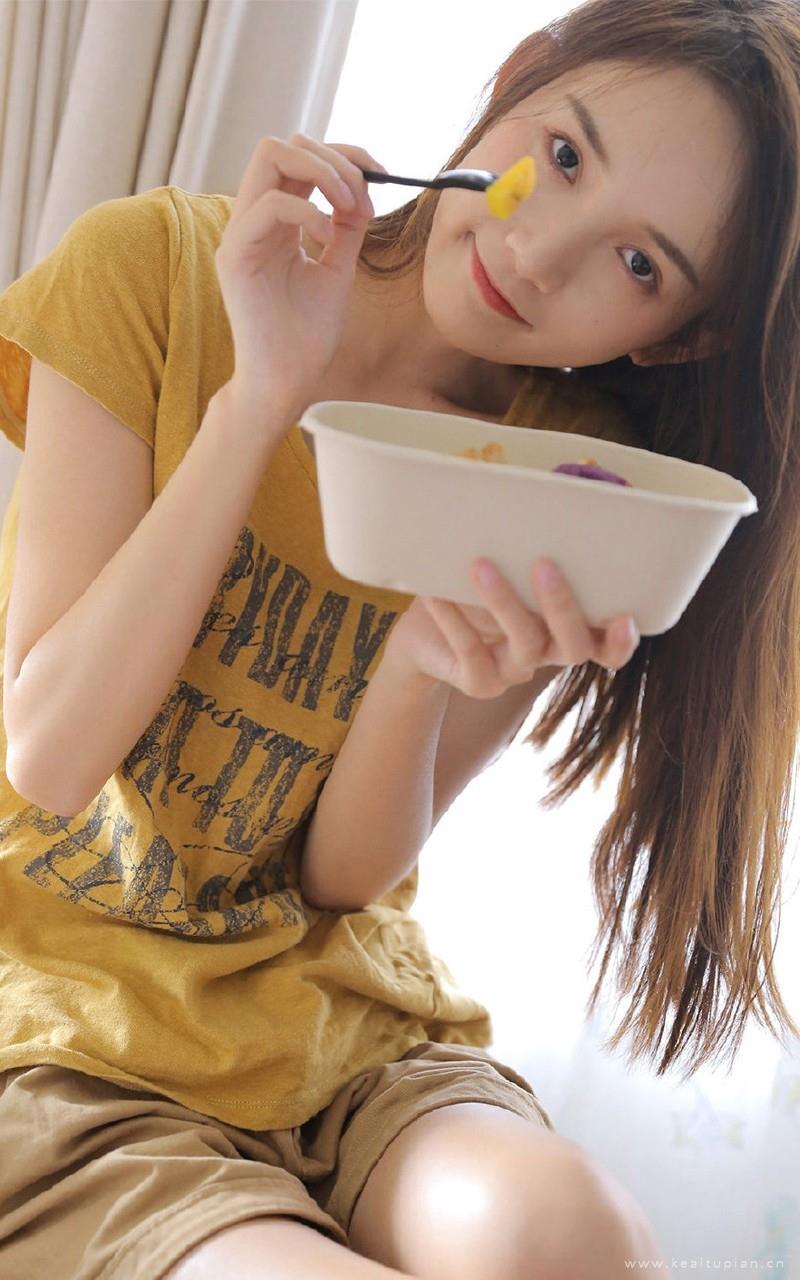 俏皮可爱休闲居家美女VS甜美气质麻花辫美女写真图片