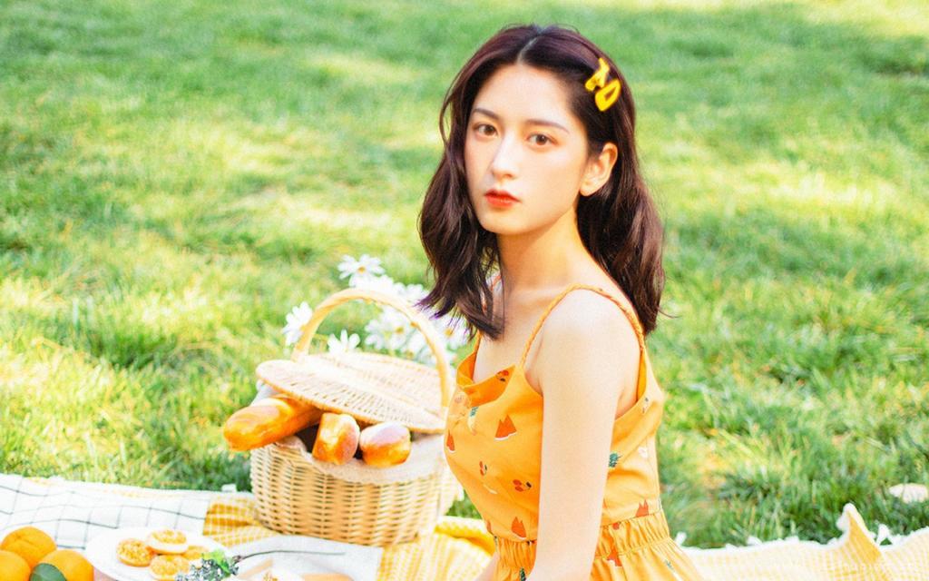 超美优雅少女元气满满户外写真