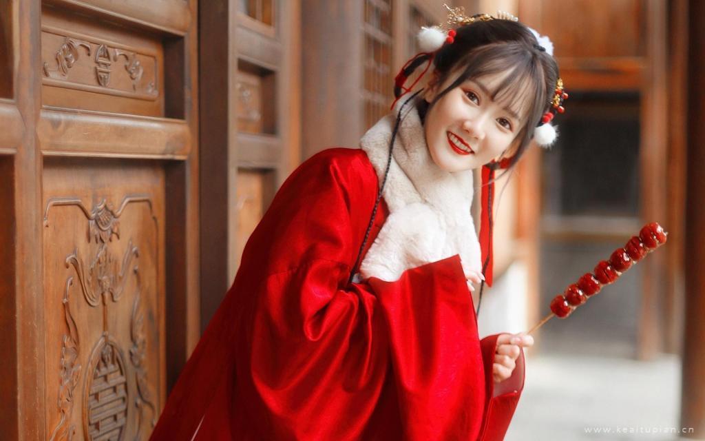 拿着一串糖葫芦笑容灿烂的古风美女古典写真图片