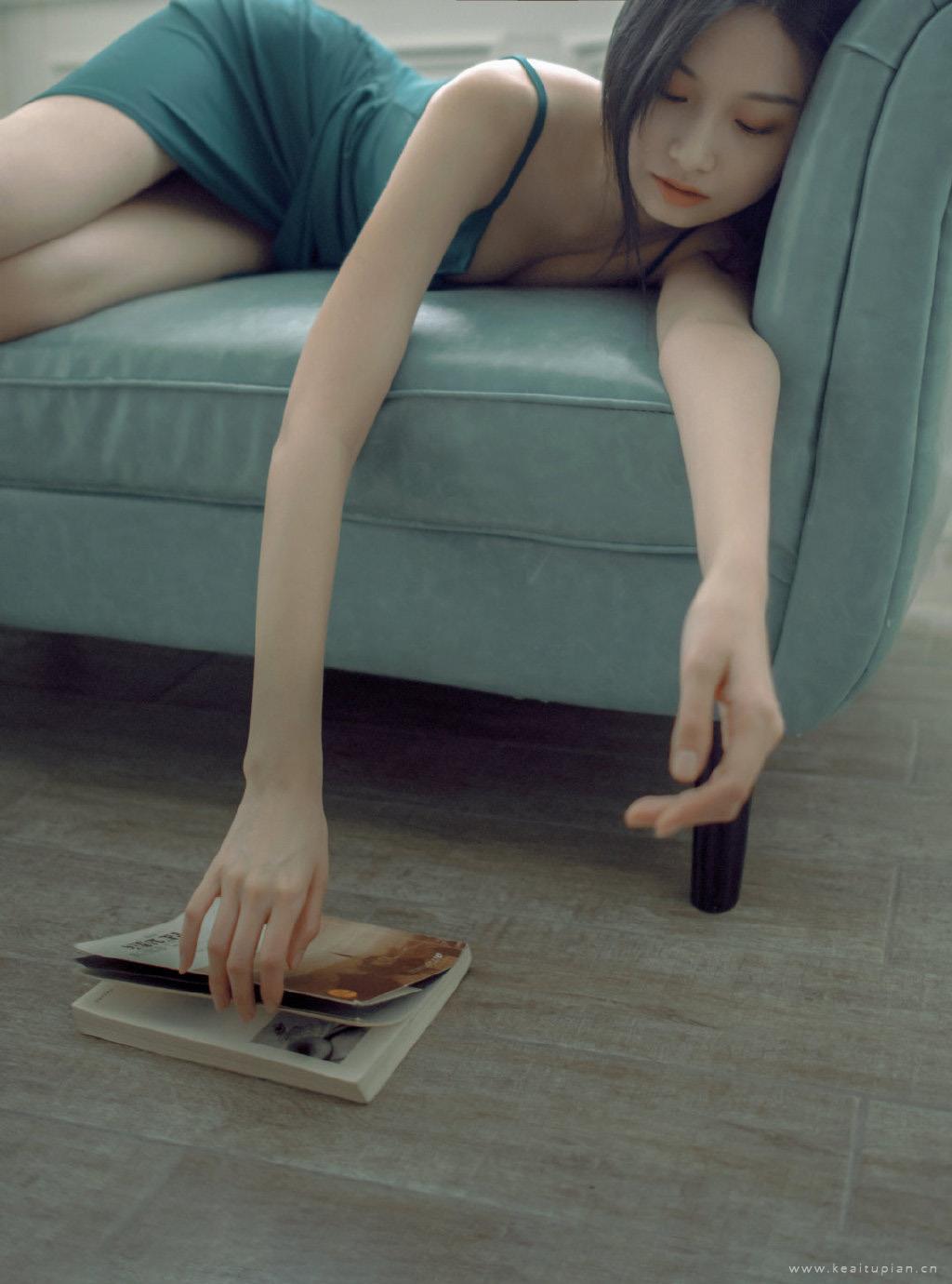 性感吊带睡衣美女风情妩媚沙发高清写真图片大全